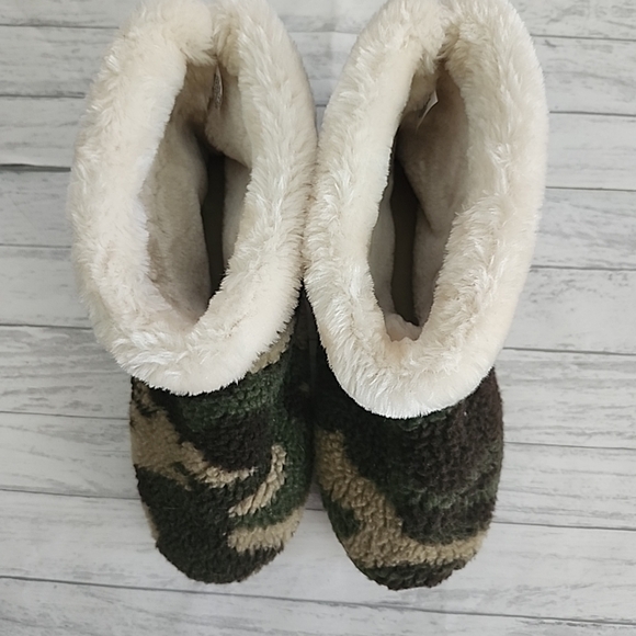 Minnetonka Fuzzy Green Camo Boots Slippers Women's Size L 8-9 - Picture 4 of 4